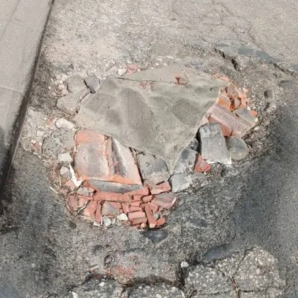 Плевен &bdquo;кърпи" дупки с тухли: инфраструктура на ръба роди&hellip; поезия от отчаяние