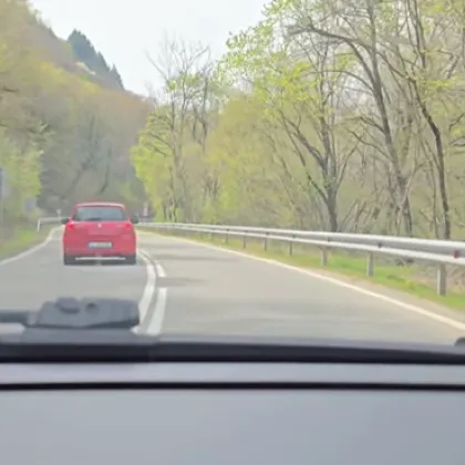 Шофьор изуми с каране в насрещното по път със завои ВИДЕО