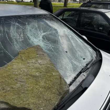 Строшиха предното стъкло на паркирана кола във Варна СНИМКИ