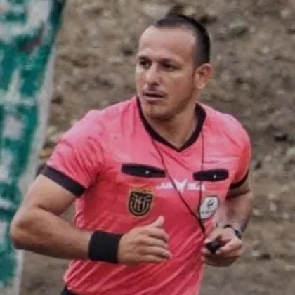 Убиха рефер по време на мач