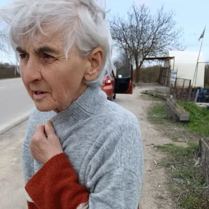 Всички подминаха леля Дора на пътя &ndash; една жена спря и спаси премръзналата жена