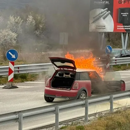 Кола изгоря като факла до бензиностанция преди Владая