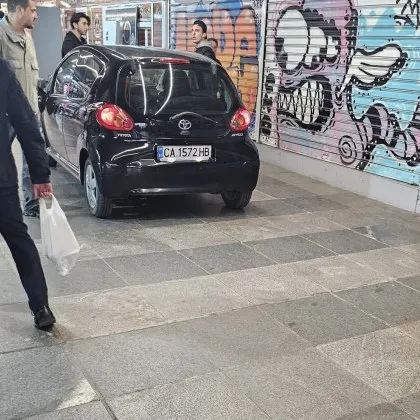Абсурдна ситуация на Орлов мост кола се отзова в