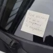 Шофьор се закани на жена с бележка заради паркомясто. Разбирате ли какво пише? СНИМКА