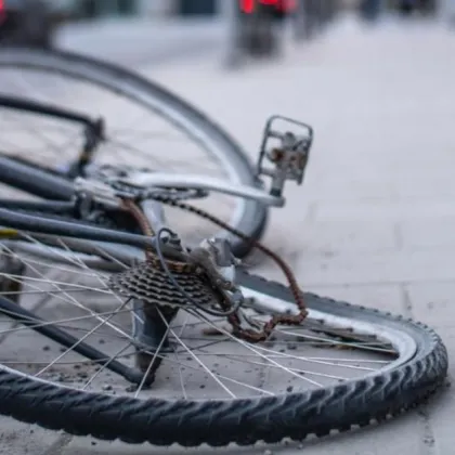 Дете с велосипед се блъсна в товарен автомобил в Добричко