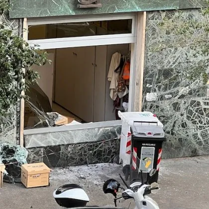 Екшън в Неапол: Крадци обраха банка и държаха 25 души за заложници ВИДЕО