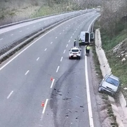 Катастрофата с четирима ранени на "Струма": Задържаният румънски шофьор на бус остава в ареста