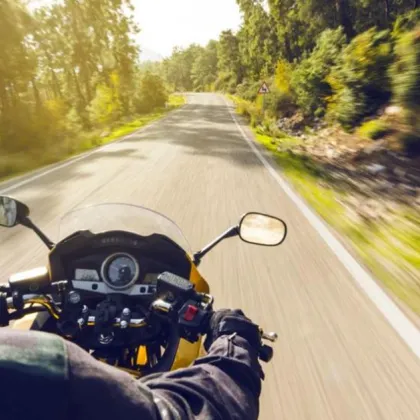 Полицейско преследване в Бяла черква завърши с катастрофа във входна врата