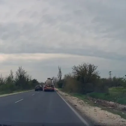 Смърт на косъм край Карлово: Безумец изскочи в насрещното - чудо спаси семейство! ВИДЕО