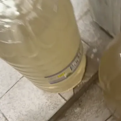 "Тайно се надявам да е дизел": Мъж показа какво тече от чешмата му ВИДЕО