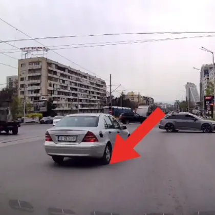 "В Индия поне си бибиткат": Шофьор мина на червено от лента за ляв завой ВИДЕО
