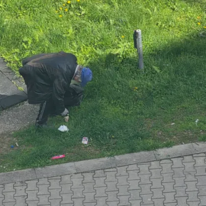 Възрастен мъж чисти след "младите", а му казват, че нищо не върши СНИМКИ
