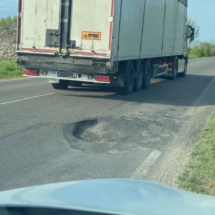 Дупка край Стара Загора принуждава шофьори да навлизат в насрещното СНИМКИ