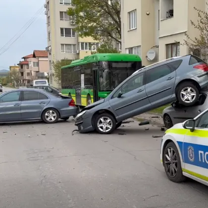 Електрически автобус помете три паркирани коли в Хасково СНИМКИ