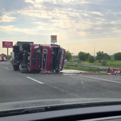 Камион се обърна на "Тракия", образува се тапа СНИМКИ