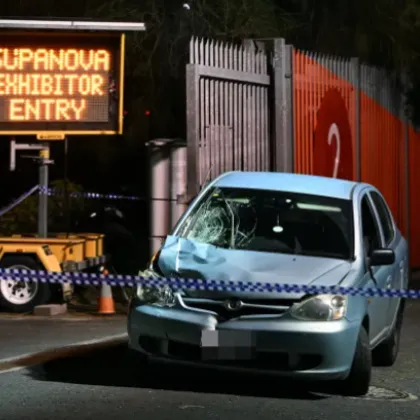 Кола помете хора на тротоар в Мелбърн, има загинал