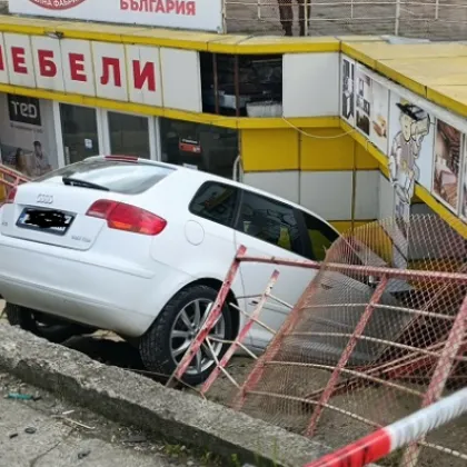 Кола се вряза в магазин, трима са пострадали