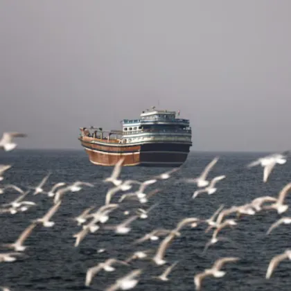 Кораби под обстрел край Иран: Ескалация в Ормузкия проток