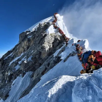 Тъмната страна на Еверест: Разкриха фалшиви спасителни операции за милиони