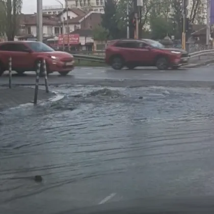 Голяма авария на водопровод превърна ключово кръстовище в центъра на
