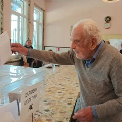 105 годишният д р Тодор Ценов гласува днес след обяд в чирпанското