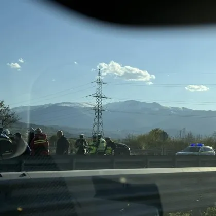 Кола се обърна по таван, спасяват заклещен човек - пътят към Пловдив блокиран ВИДЕО