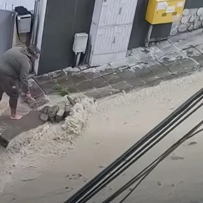 Сериозна авария превърна улица в наш град в същинска река