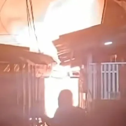 Огнен ад! Пожар изпепели село, хиляди са без дом ВИДЕО