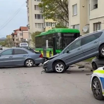 Шофьорът на градски автобус в Хасково който блъсна паркирани автомобили
