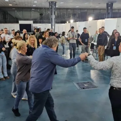 С гайда и хоро започна приемането на протоколите в 17 РИК ВИДЕО