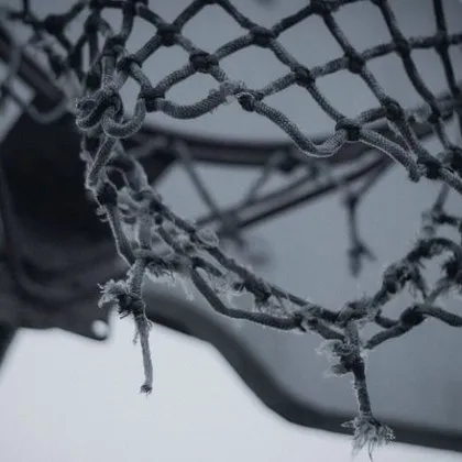 Баскетболен кош рухна и рани момче