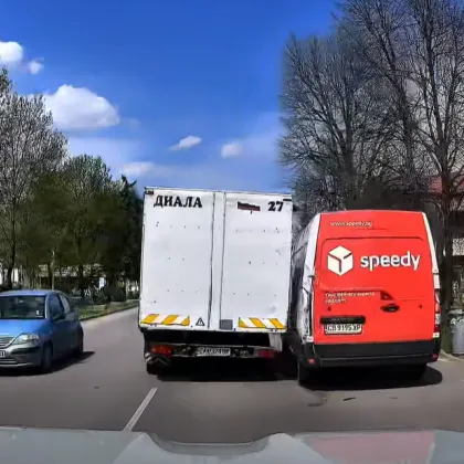 Два буса се блъснаха в Софийско ВИДЕО