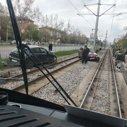 Инцидент от София: Две коли се озоваха на трамвайното шосе СНИМКИ и ВИДЕО
