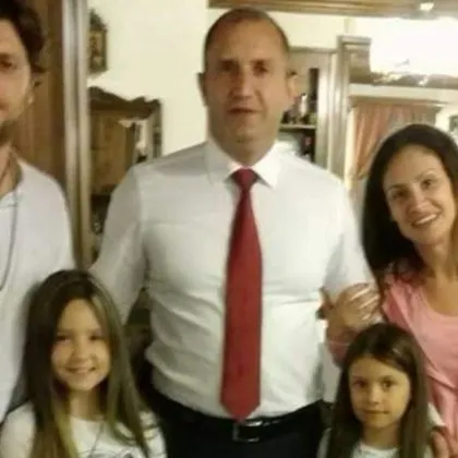 Мариана Попова пусна стара СНИМКА с дъщерите си и Радев: Мечтая да се завърнат отново тук!