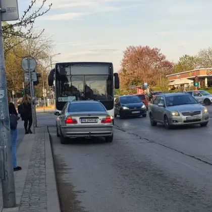 Шофьорка с БМВ блокира автобус в Пловдив, спря в насрещното