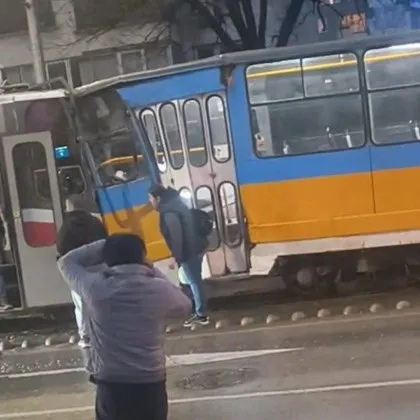 Два трамвая се удариха в София, има леко пострадал пътник СНИМКА