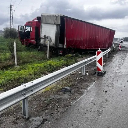 Камион катастрофира на "Хемус" СНИМКА