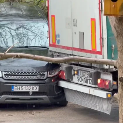 Камион удари паркиран джип в София и избяга ВИДЕО