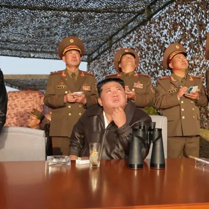 Ким Чен Ун и дъщеря му присъстваха на тест на ракети с касетъчни боеприпаси