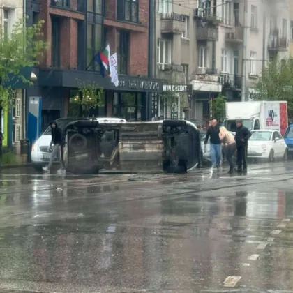 Кола се обърна странично на булевард в София СНИМКИ