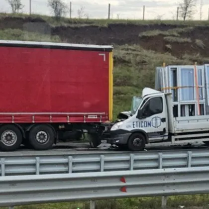 Лекотоварен камион се заби в ТИР на АМ "Струма"