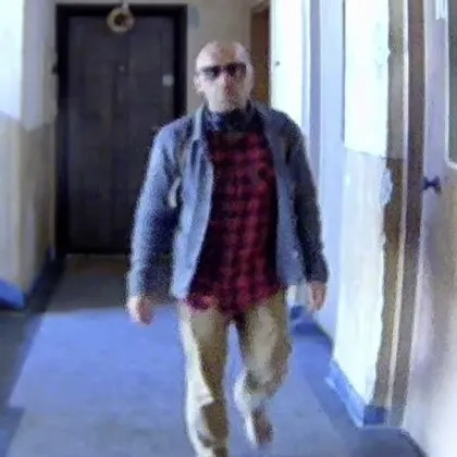 Обикаля входове и &bdquo;слуша" по вратите: съмнителен мъж дебне апартаменти в Габрово ВИДЕО