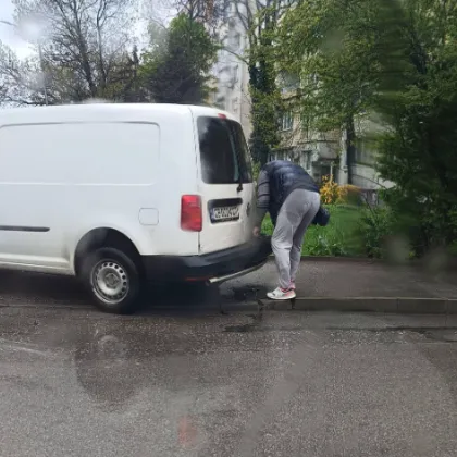 Паркиране по софийски: Шофьор сряза ограничително колче с флекс