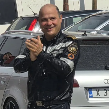Със сирени проблясващи светлини и строени редици от пожарни автомобили