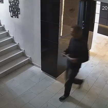 Докато България гласува: Пловдивчанин се вмъкна в чужд блок, огледа ВИДЕО