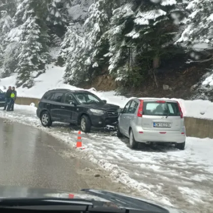 Две коли се блъснаха на Превала СНИМКА