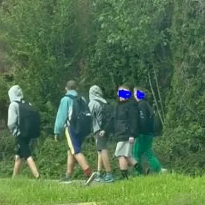 "Говорете с децата си": Тумба ученици замерваха коли с камъни ВИДЕО