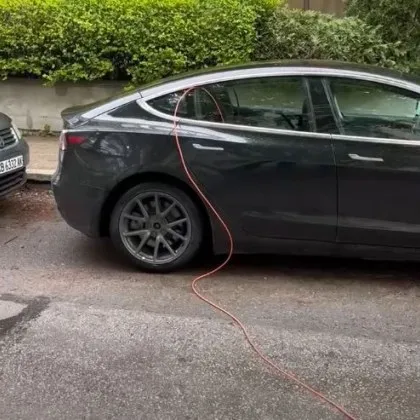 Кабел от четвъртия етаж до кола: Необичайно зареждане в София ВИДЕО