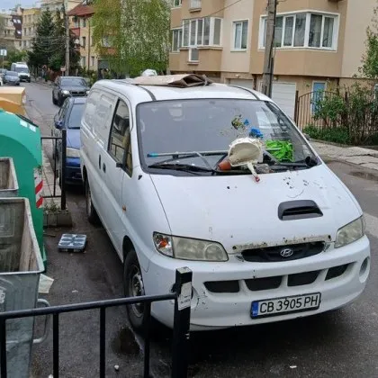 Миризлива саморазправа застигна бус в София СНИМКА