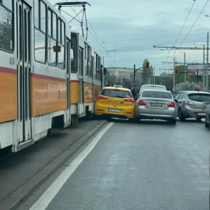 Таксиметров автомобил беше заклещен между трамвай и друга кола в
